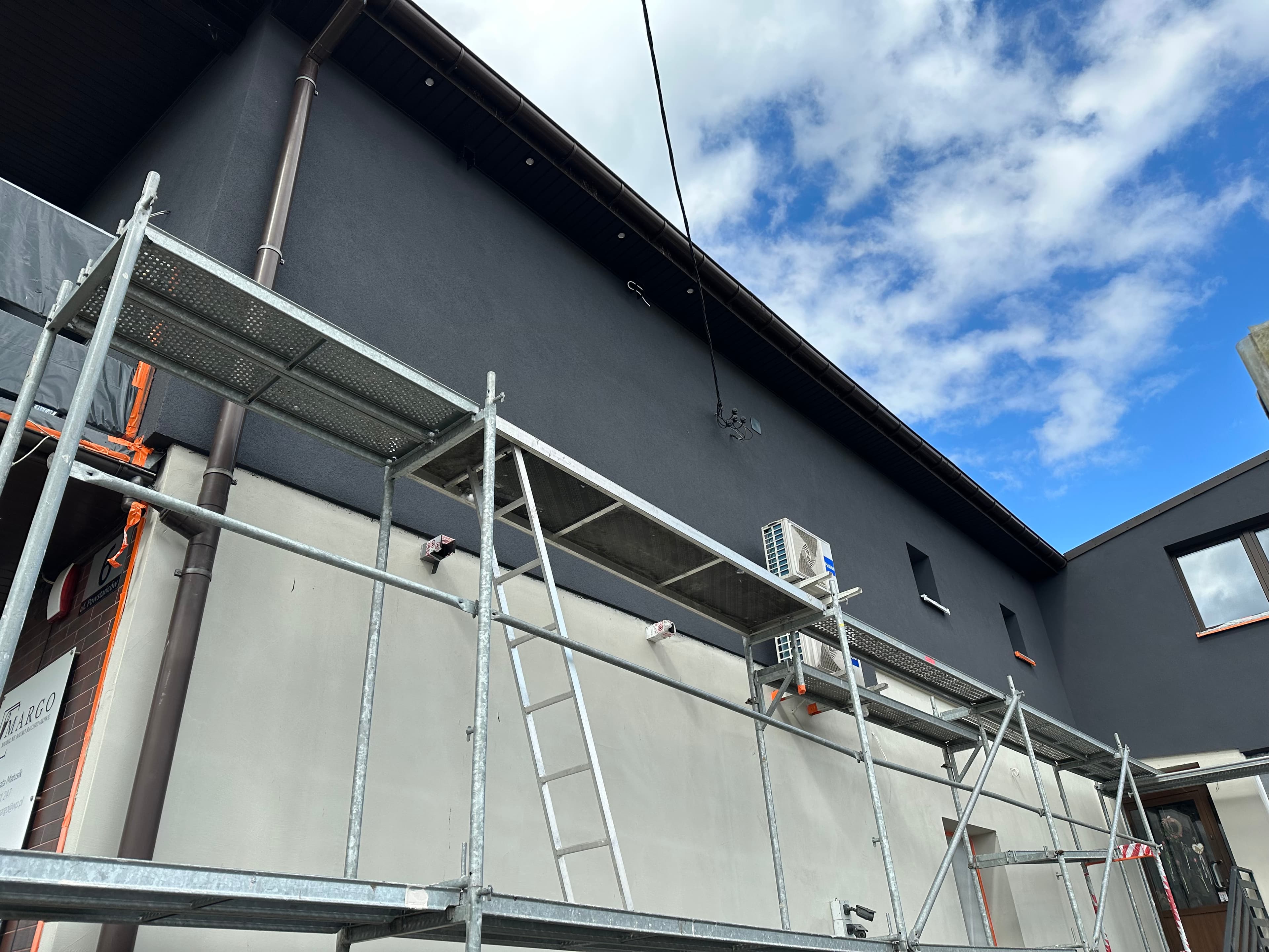 Zdjęcie z rusztowaniem